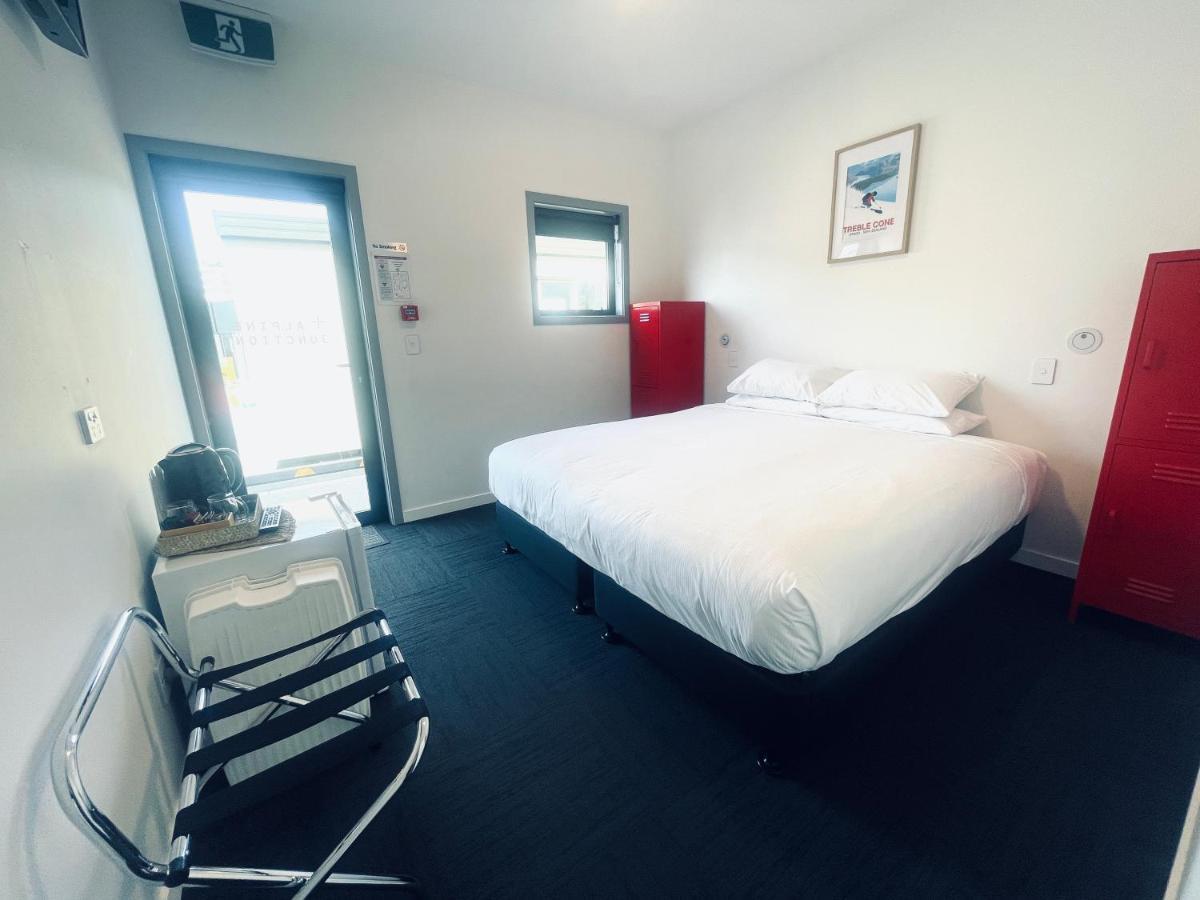 Alpine Junction Townhouse Apartments, Lodge & Hotel Wanaka Exterior photo