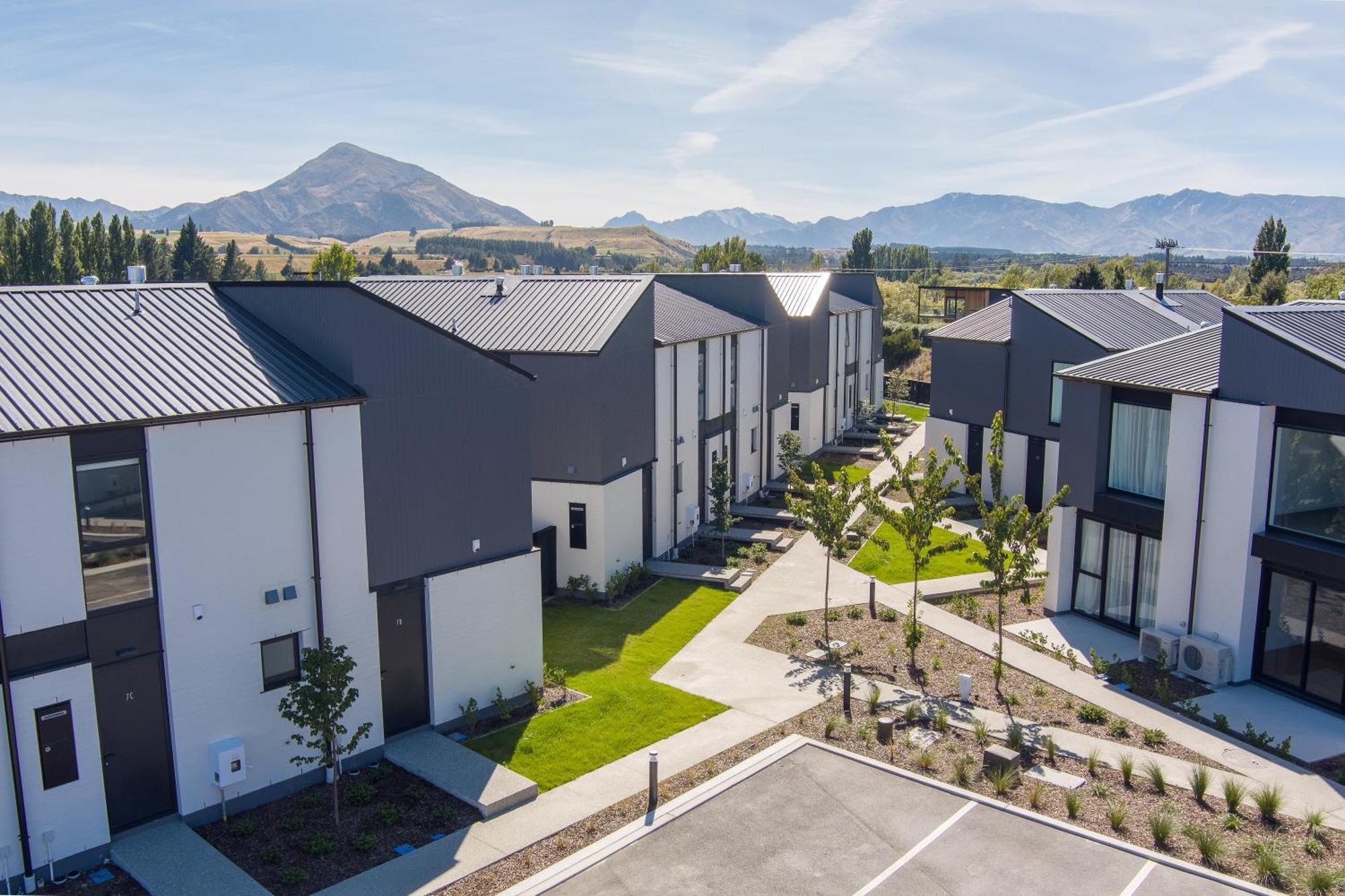 Alpine Junction Townhouse Apartments, Lodge & Hotel Wanaka Exterior photo